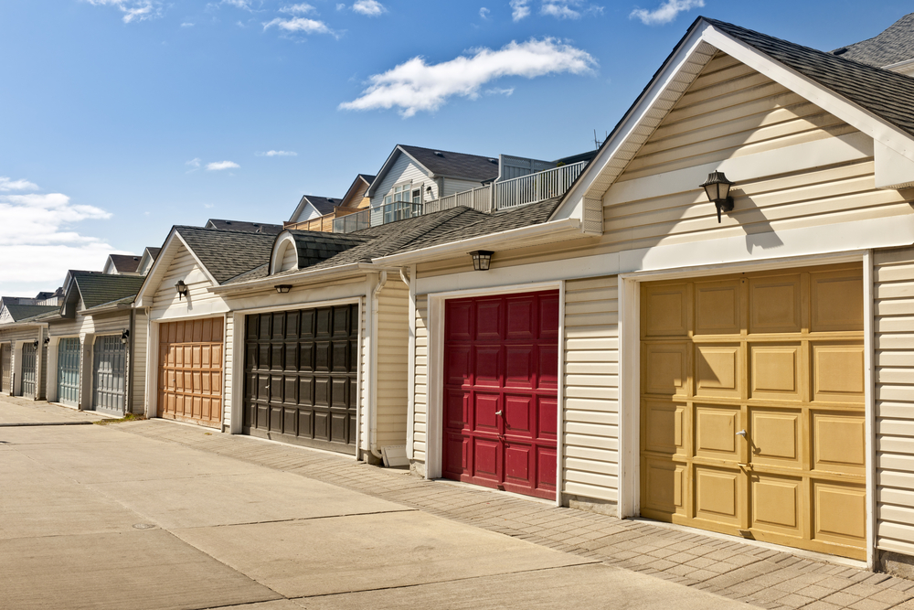 3 Reasons Homeowners Should Consider a Bold Garage Door Color